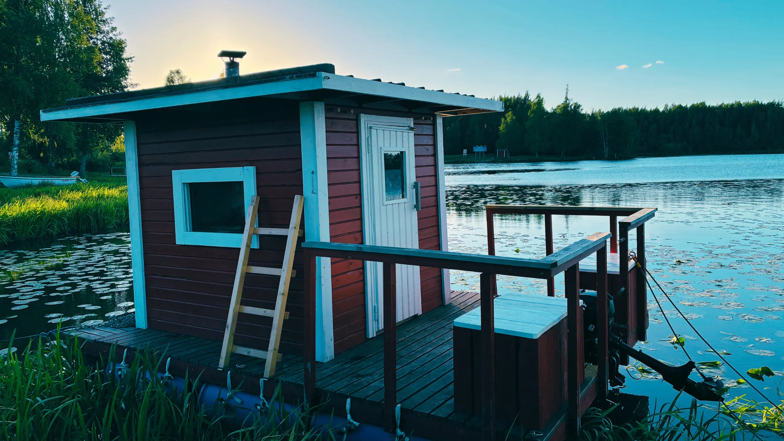 Saunalautta järvellä